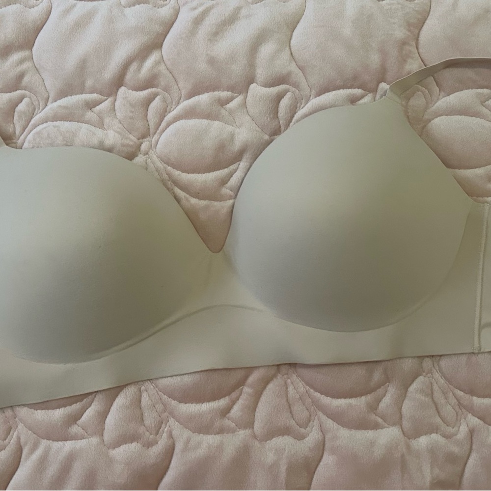Victoria's Secret Incredible paddedLight Cream Bra 34DDD
